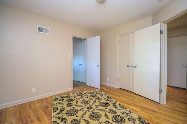 Building Photo - Immaculate Centrally located home!