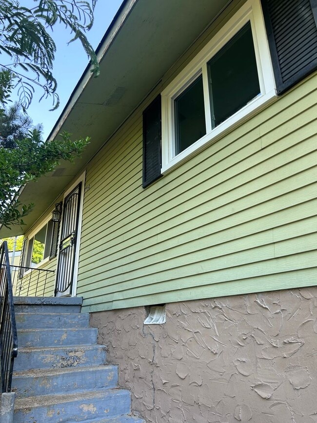 Building Photo - Cozy Home