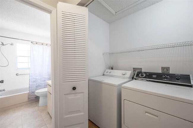 Building Photo - 6632 Hickorywood Ln