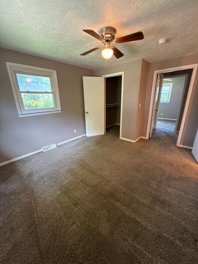 Building Photo - 5 bedroom 2 bathroom house