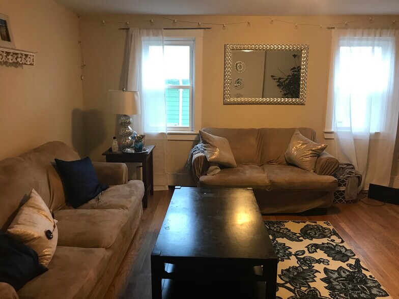 Building Photo - 266 Gold St