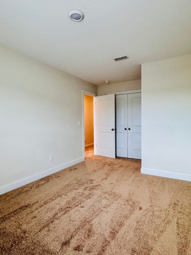 Building Photo - Convenient and Spacious Townhome