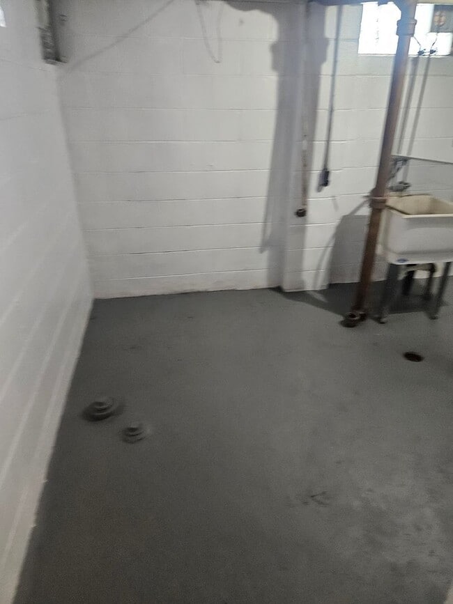 Building Photo - 3 bd/1 bath Single Family home