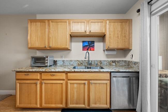 Building Photo - 2 Bed / 2 Bath Bridge-Level Condo with Ocean View & 2 parking stalls