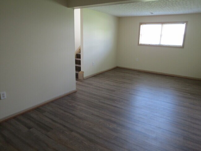 Building Photo - 857 Radbourne Dr