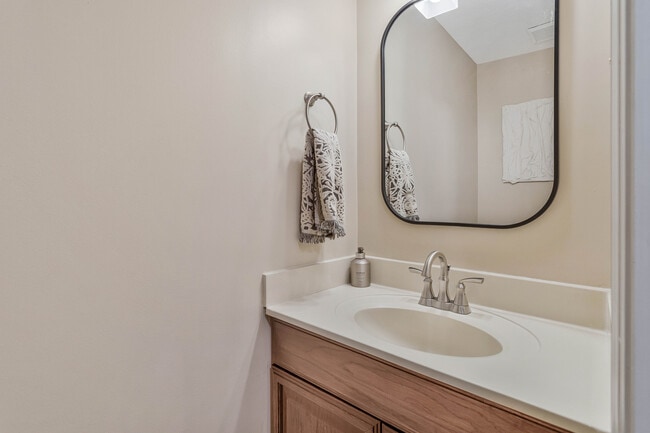 Building Photo - 1226 Quaker Ridge Dr