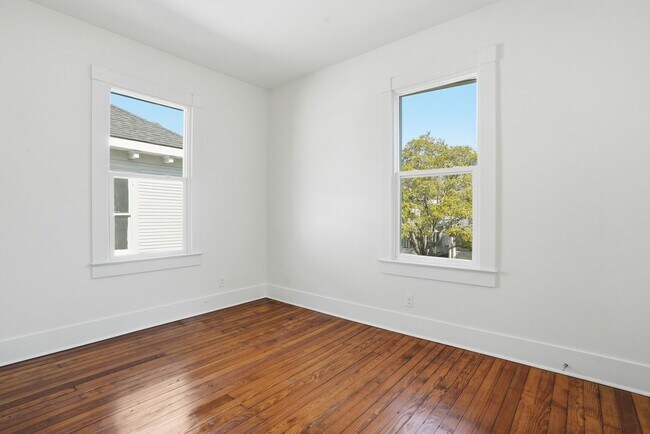 Building Photo - Beautiful Victorian Home for Lease in the Heart of Savannah