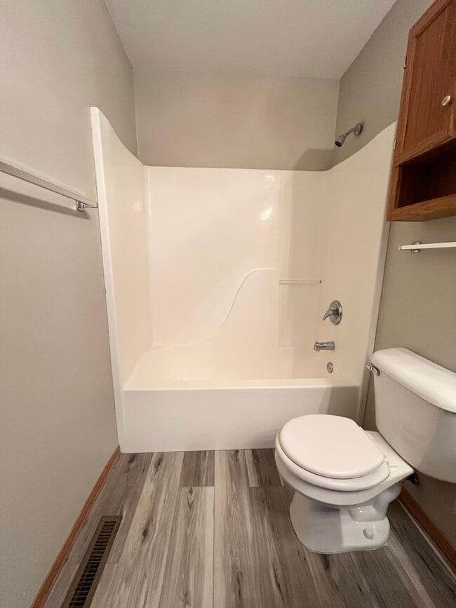 Building Photo - 5 Bed/2 Bath West Side Home!