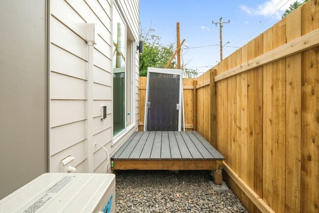 Building Photo - 540 N Blandena St