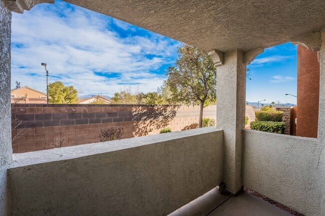 Building Photo - Gated Community Luxury Condo!