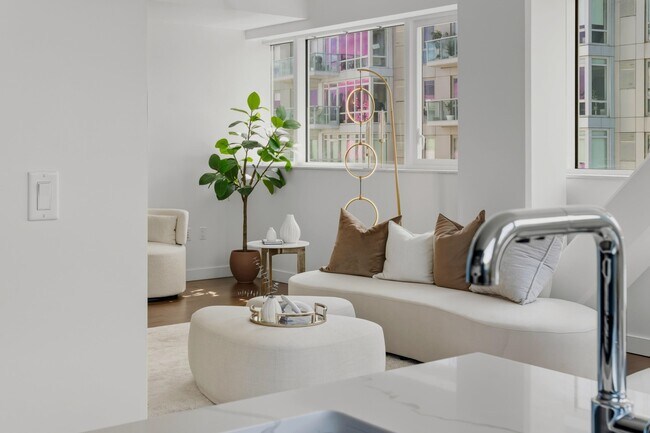 Building Photo - 800 AVENUE AT Port