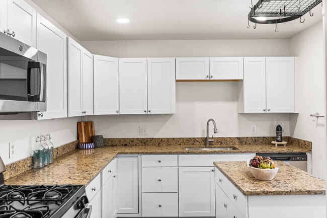 Building Photo - 571 S Taft St