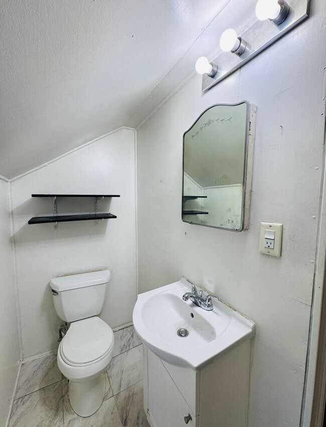 Building Photo - Charming 5-Bedroom Home with In-Law Suite ...