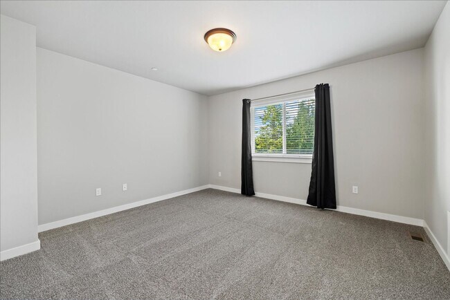 Building Photo - **Move-In Special** Stunning 4 bed, 2.5 bath home with 3 car garage & fully fenced yard!