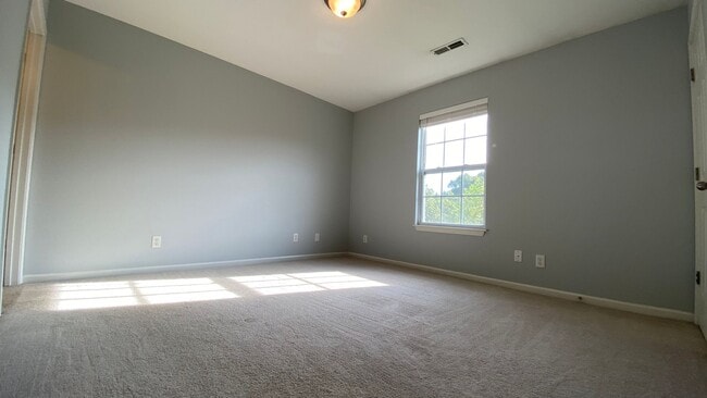 Building Photo - 2 Bedroom, 2 Bathroom Duplex, Close to Ft ...