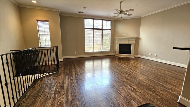 Building Photo - 902 W 23rd St