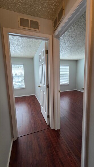 Building Photo - 1982 Willings Ln