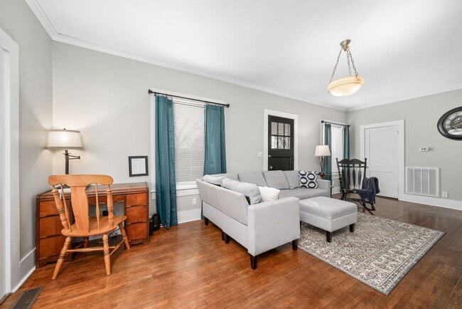 Building Photo - Renovated Vintage Cottage in downtown Cookeville