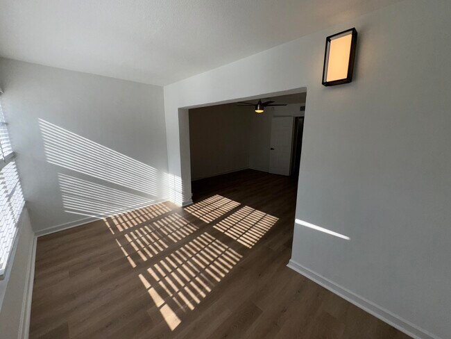 Building Photo - 110 N Lakeside Dr