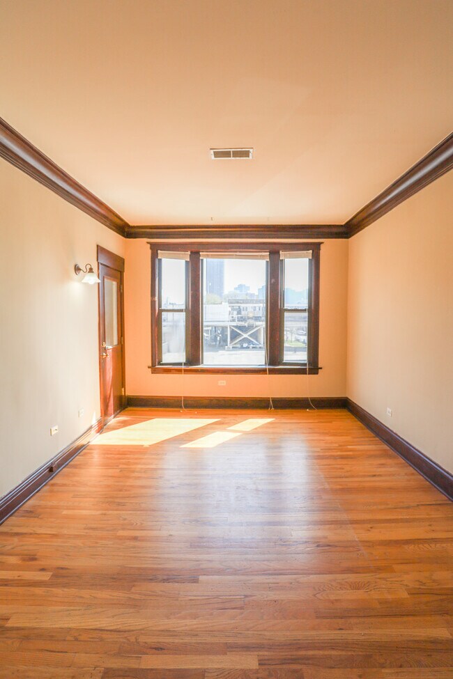 Building Photo - 3702 N Sheffield Ave