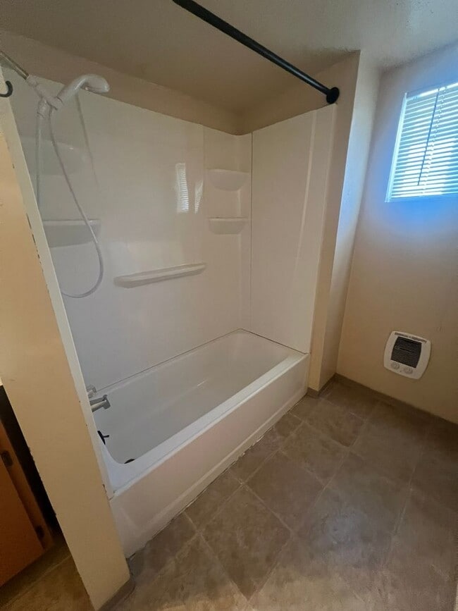Building Photo - 2 Bedroom, 1 Bathroom Home
