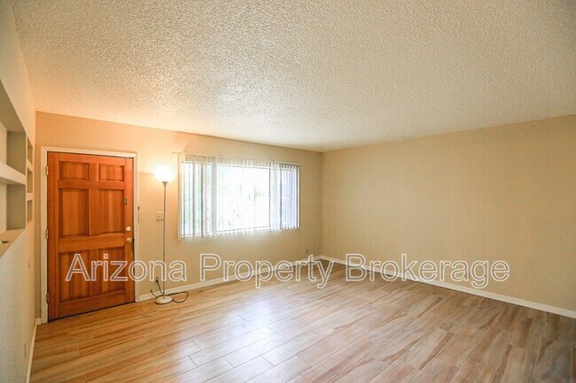 Building Photo - 2408 W Morten Ave