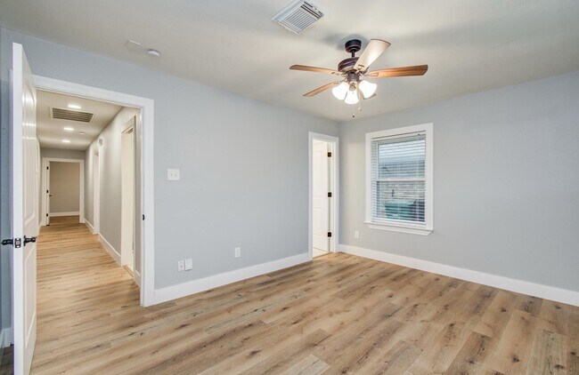 Building Photo - 4914 W 43rd St
