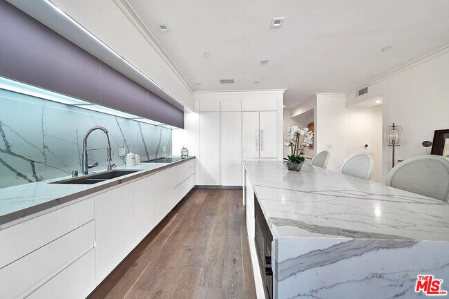 Building Photo - 132 N Swall Dr