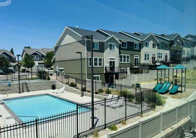 Building Photo - Stylish 3-Bedroom Townhome in Traverse Mou...