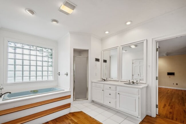Building Photo - Winter Park Pool Home on half acre lot, st...