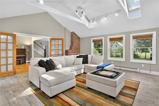 Building Photo - 204 Roat St