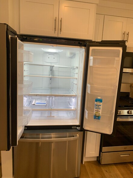 Building Photo - 610 Lion St