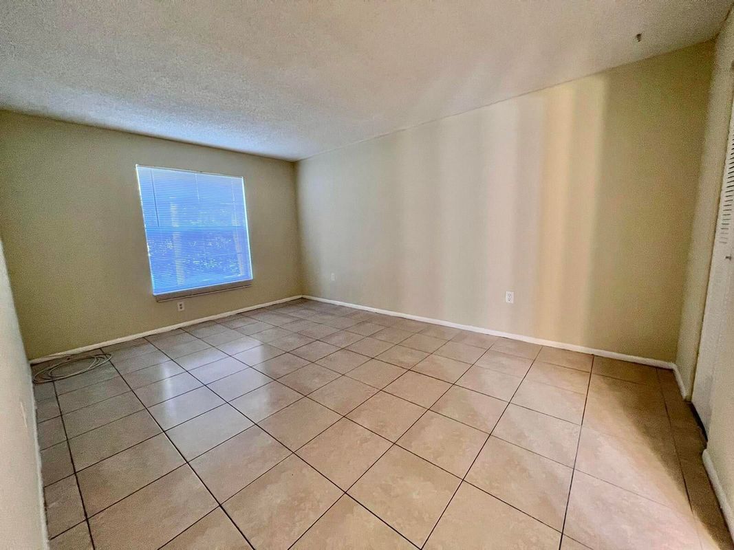 Building Photo - 415 Executive Center Dr