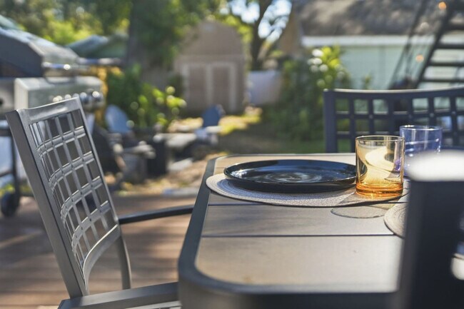 Building Photo - 720 1/2 West Woodlawn Avenue-SI ID1271939P