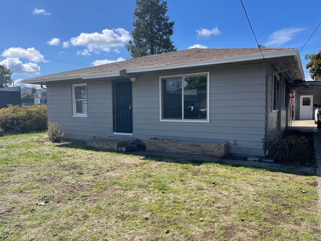 Building Photo - 3-bedroom, 1.5-bath Newly Remodeled Home in Roseburg
