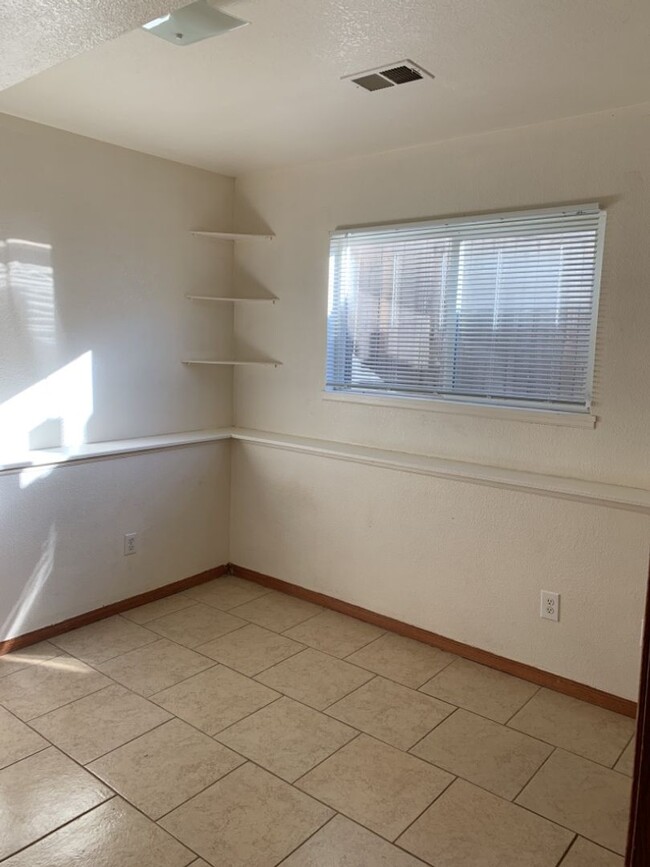 Building Photo - STUDENTS WELCOME! 4 Bed 2 Bath House 1 Blo...