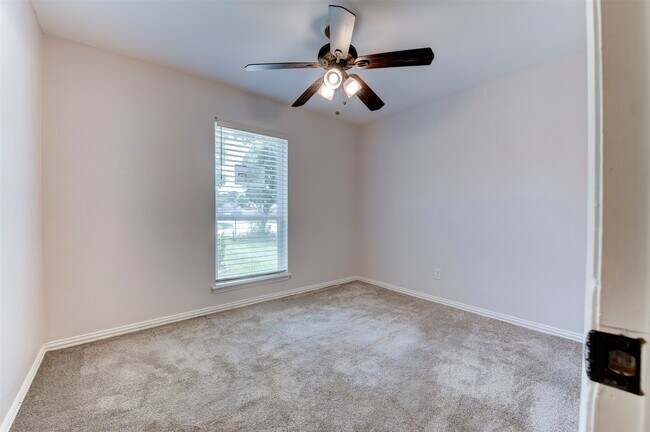 Building Photo - 10703 Highland Woods Dr