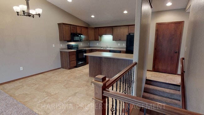 Building Photo - SPACIOUS AND AMENITY FILLED 3 BD, 2.5 BA T...