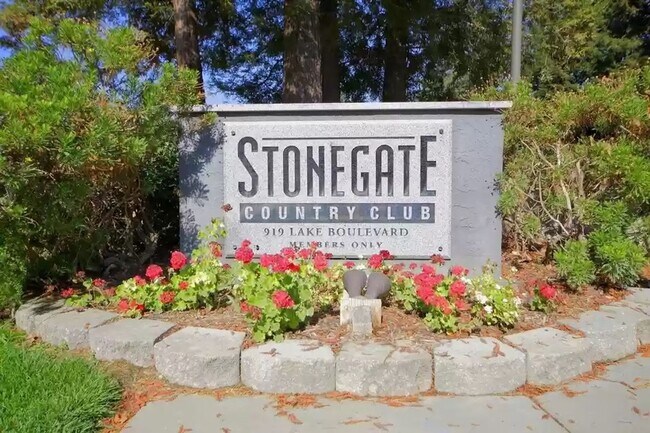 Building Photo - 861 Lake Terrace Cir