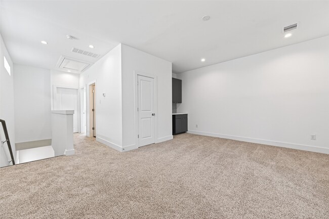 Building Photo - 5841 Dolores St