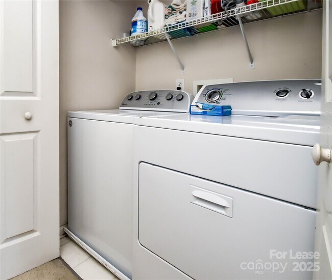 Building Photo - 2121 Kaybird Ln