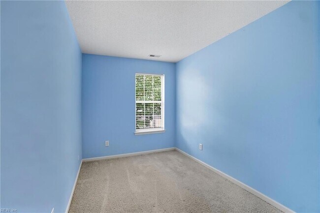 Building Photo - 716 Aylesbury Dr