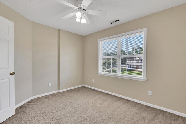 Building Photo - Spacious 4BR/2.5 Bath in the Jacksonville Commons Area