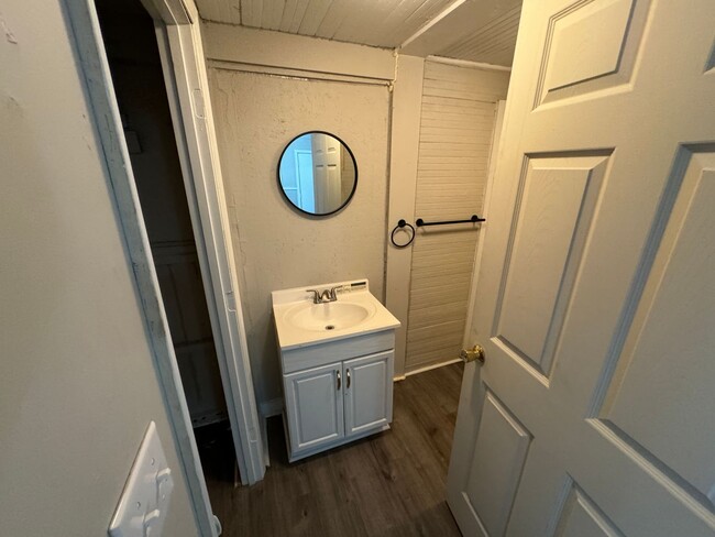 Building Photo - 2 Bedroom House for Rent