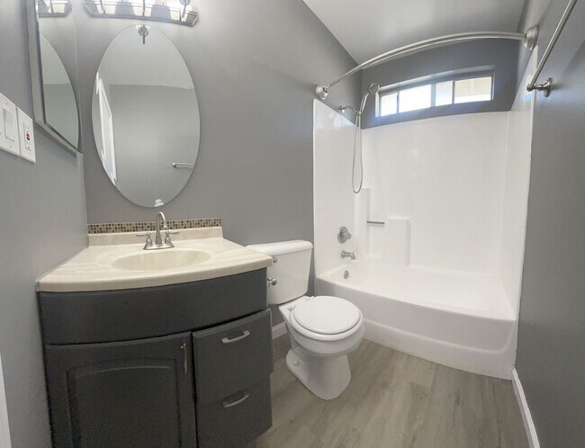 Building Photo - LARGE 2 BEDROOM 1 BATH UPSTAIRS UNIT WITH ...
