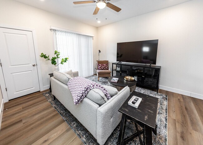 Building Photo - 1 Bed Luxury Apartment near Garden of the Gods