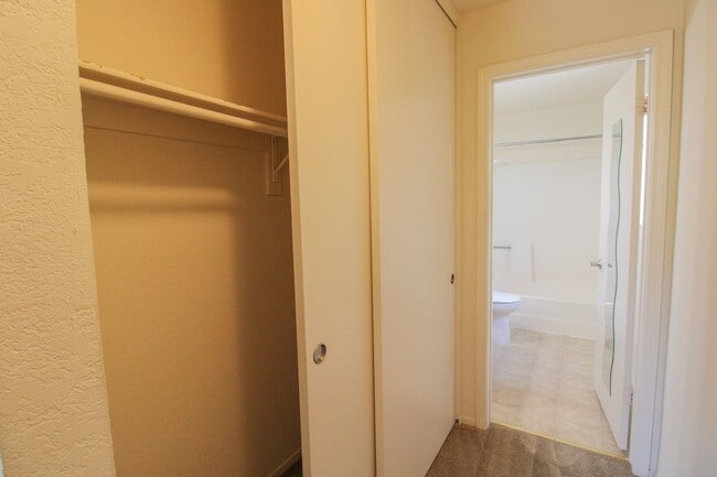 Building Photo - 2 Bedroom, 2 Bathroom + Loft - Top Floor Condo in Parkwood Village