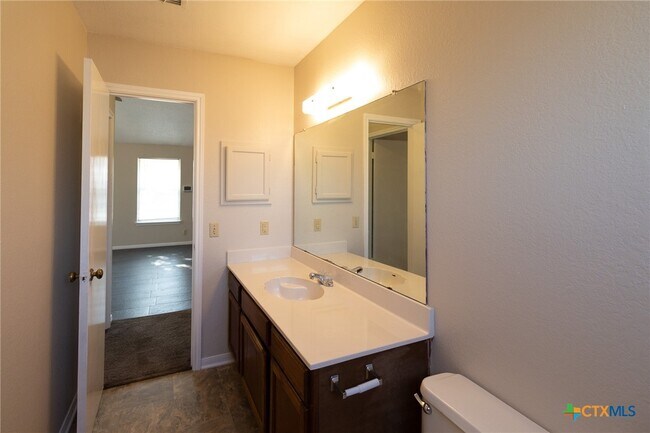 Building Photo - 2701 Woodlands Dr