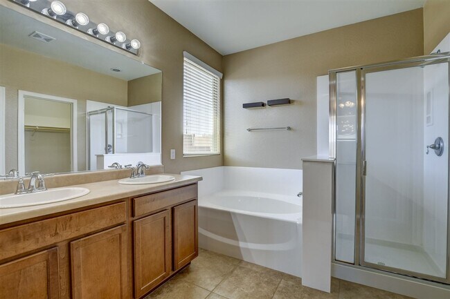 Building Photo - 3 bedrooms plus a den, 2 bath home in Brig...