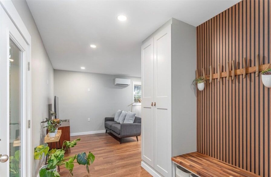 Building Photo - 15 Maplewood Dr